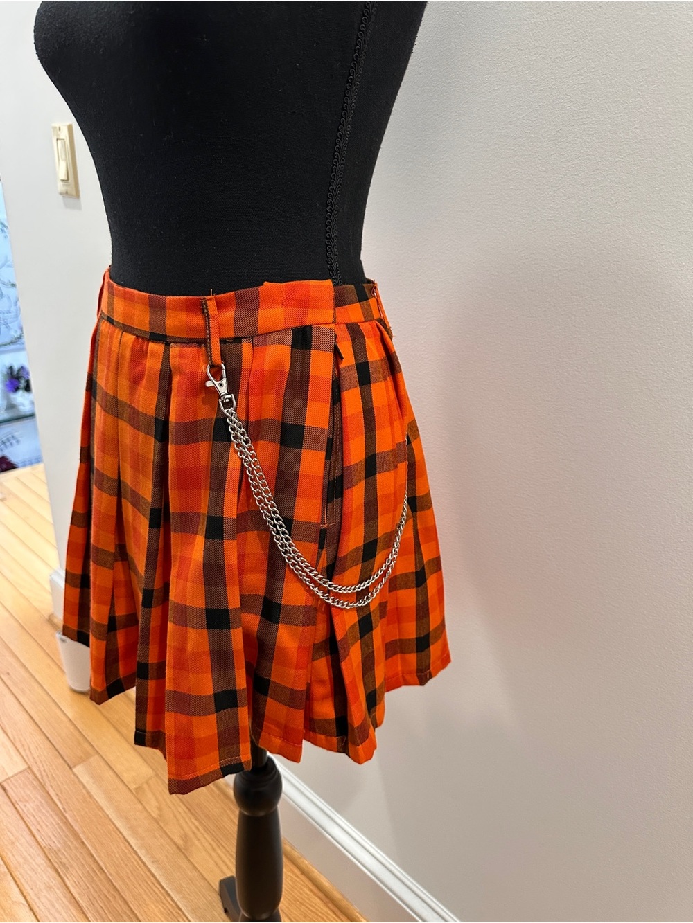 Hot Topic Orange and Black Plaid Pleated Mini Skirt with Chain - Picture 4 of 9